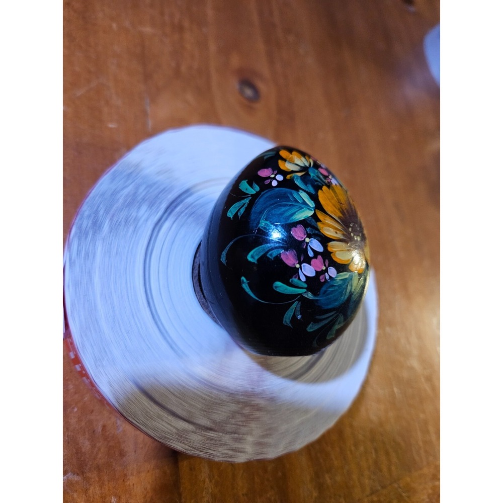VINTAGE RUSSIAN USSR LACQUERED HAND-PAINTED FLOWERS ON FLORAL WOODEN EGG, SIGNED - Picture 2 of 16